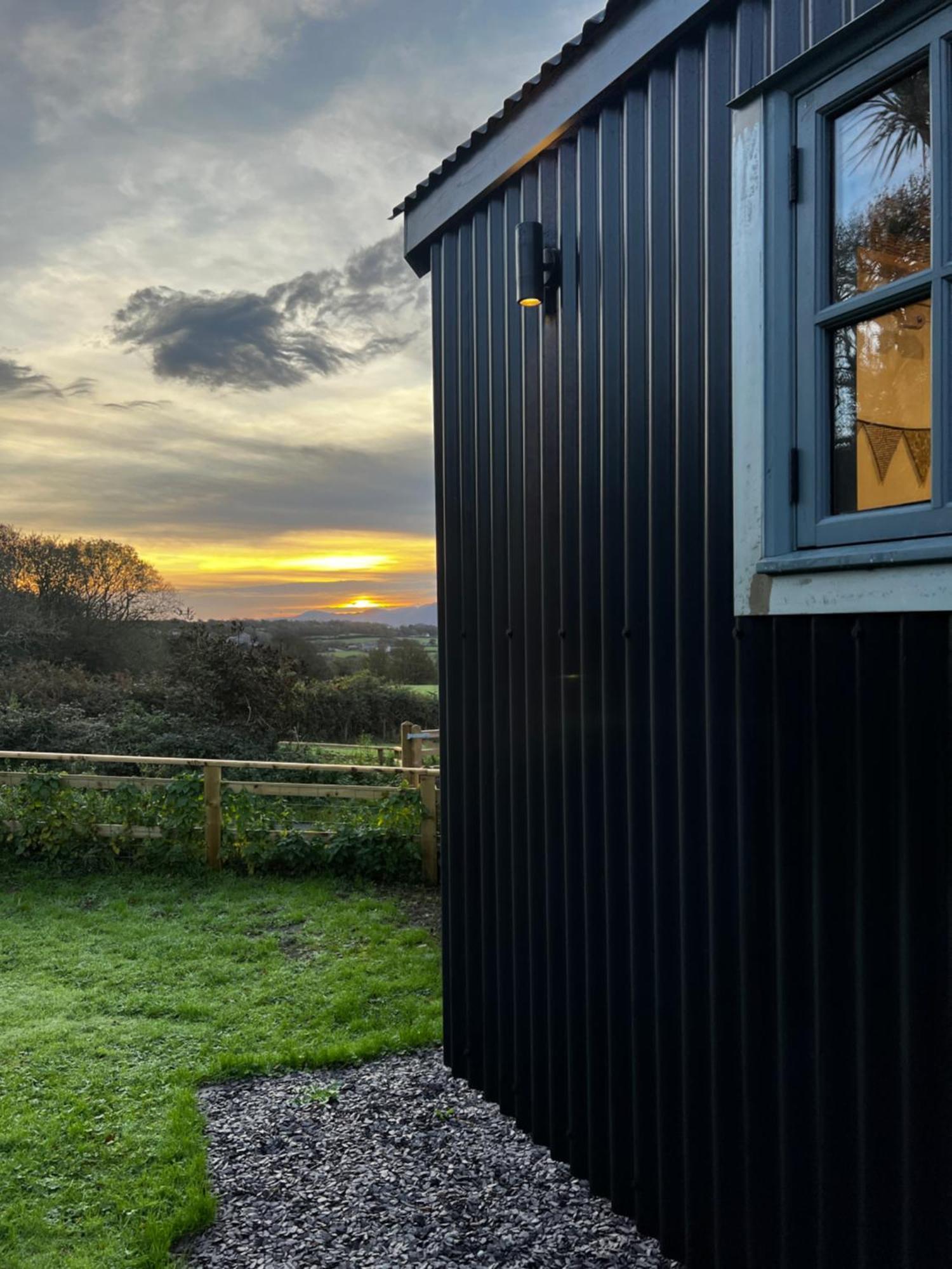 Villa Mountain View Shepherd'S Hut For 2 Adults, 1 Dog Llangoed Exterior foto